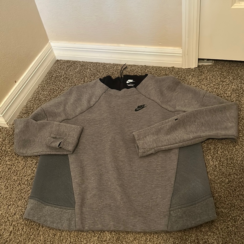 Women’s Nike tech Fleece size M